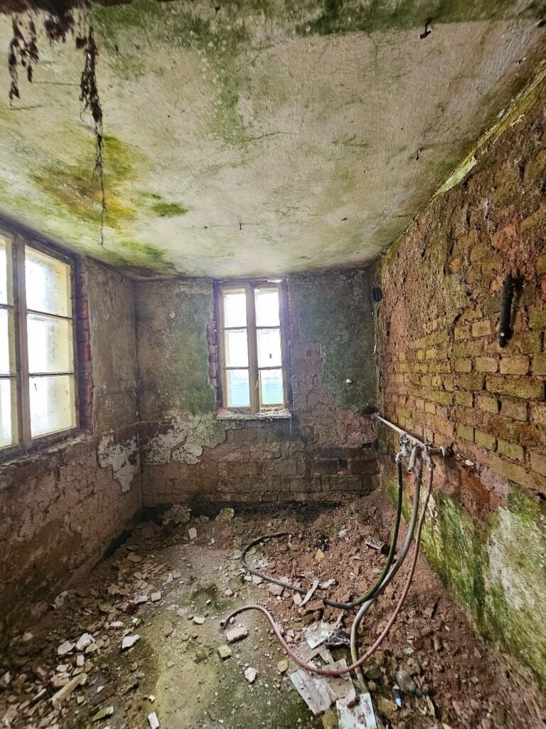 Rodinný dům s potenciálem kompletní rekonstrukce | Zbečník, okres Náchod