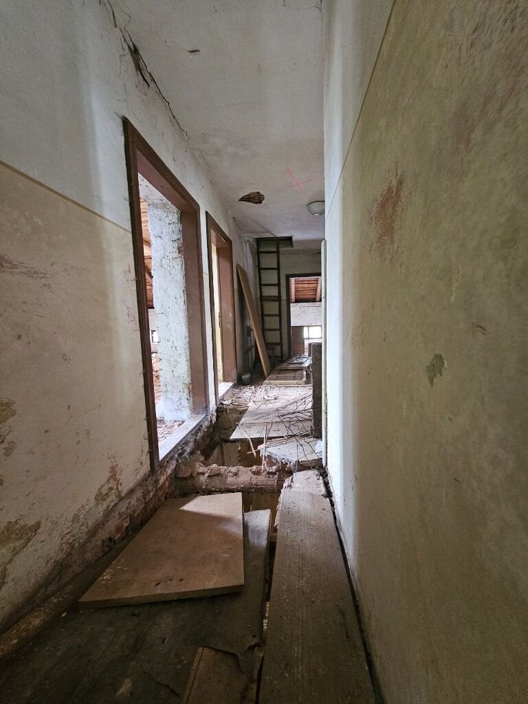 Rodinný dům s potenciálem kompletní rekonstrukce | Zbečník, okres Náchod