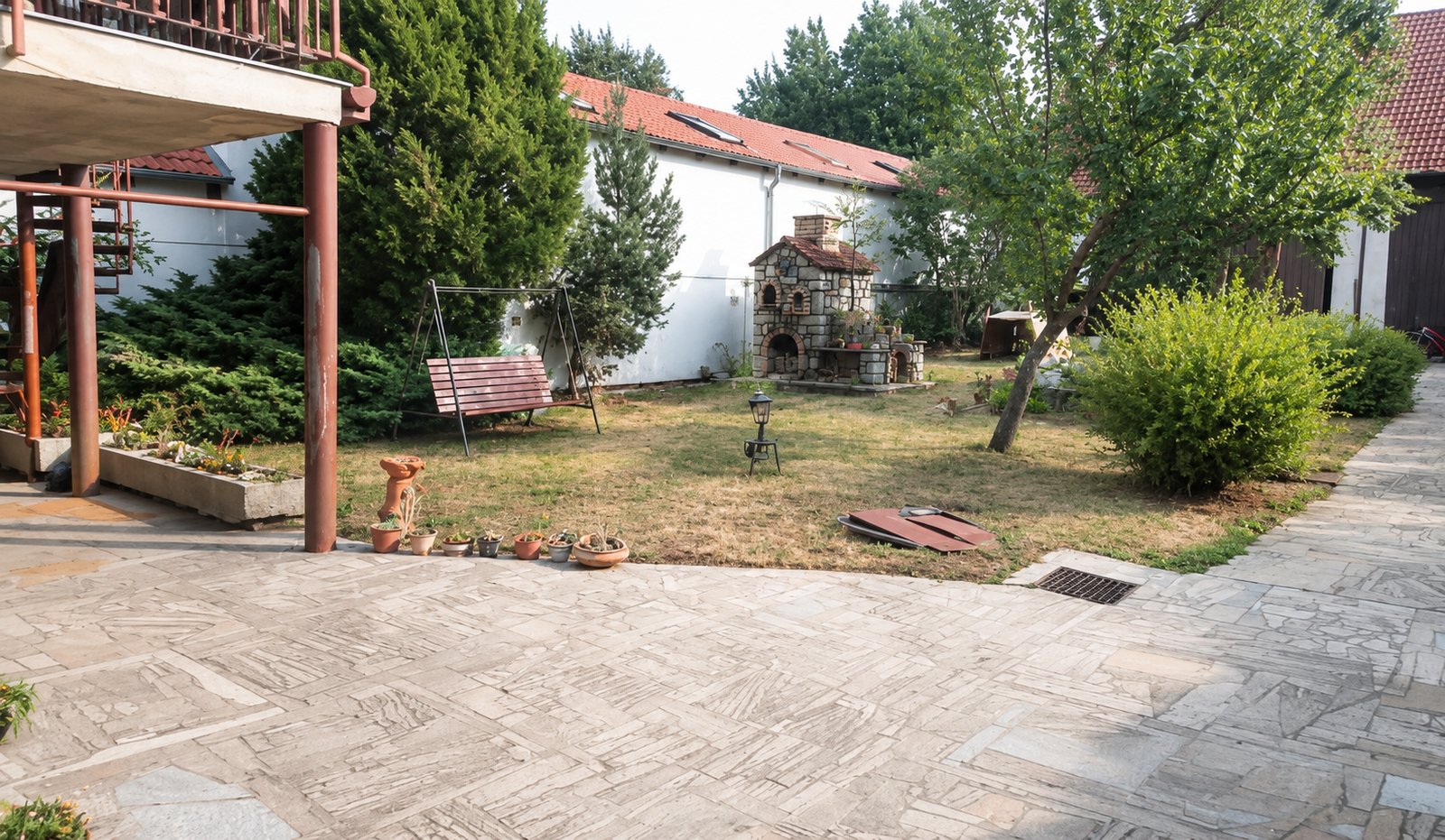 Pronájem bytu 2+kk ve 2. patře rodinného domu se společným dvorem a zahradou